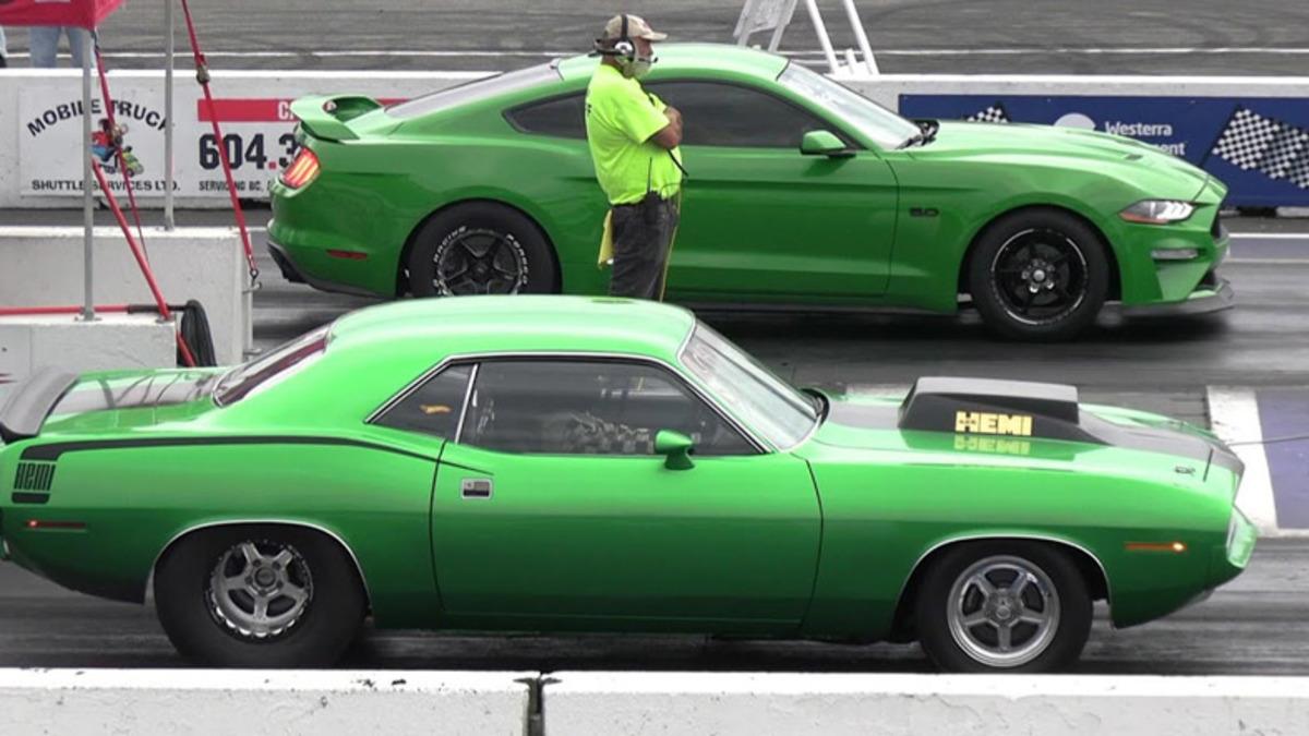 Gerçek Hızlı ve Öfkeli Burada: Efsanevi Amerikan Otomobilleri, Modern Versiyonlarıyla Yarıştı [Video]