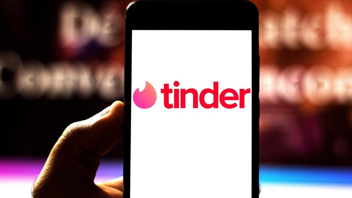 Düğünlerde ’Senin Sevgilin Yok Mu?’ Diye Darlayan Akraba Derdine Son: Tinder’dan Düğünlere Özel ’Plus One’ Özelliği
