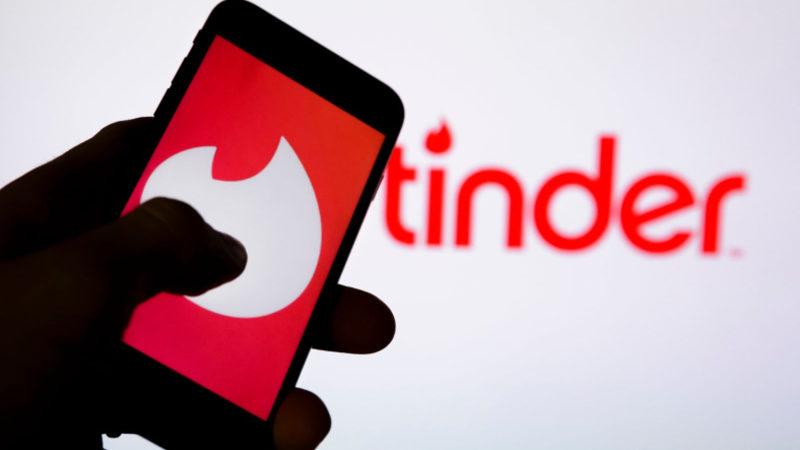 Düğünlerde ’Senin Sevgilin Yok Mu?’ Diye Darlayan Akraba Derdine Son: Tinder’dan Düğünlere Özel ’Plus One’ Özelliği