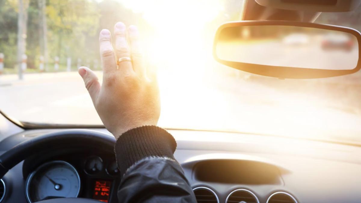 GM’den Gece Araba Kullanmayı Kolaylaştıracak Teknoloji: Otomatik Kararan Ön Cam!