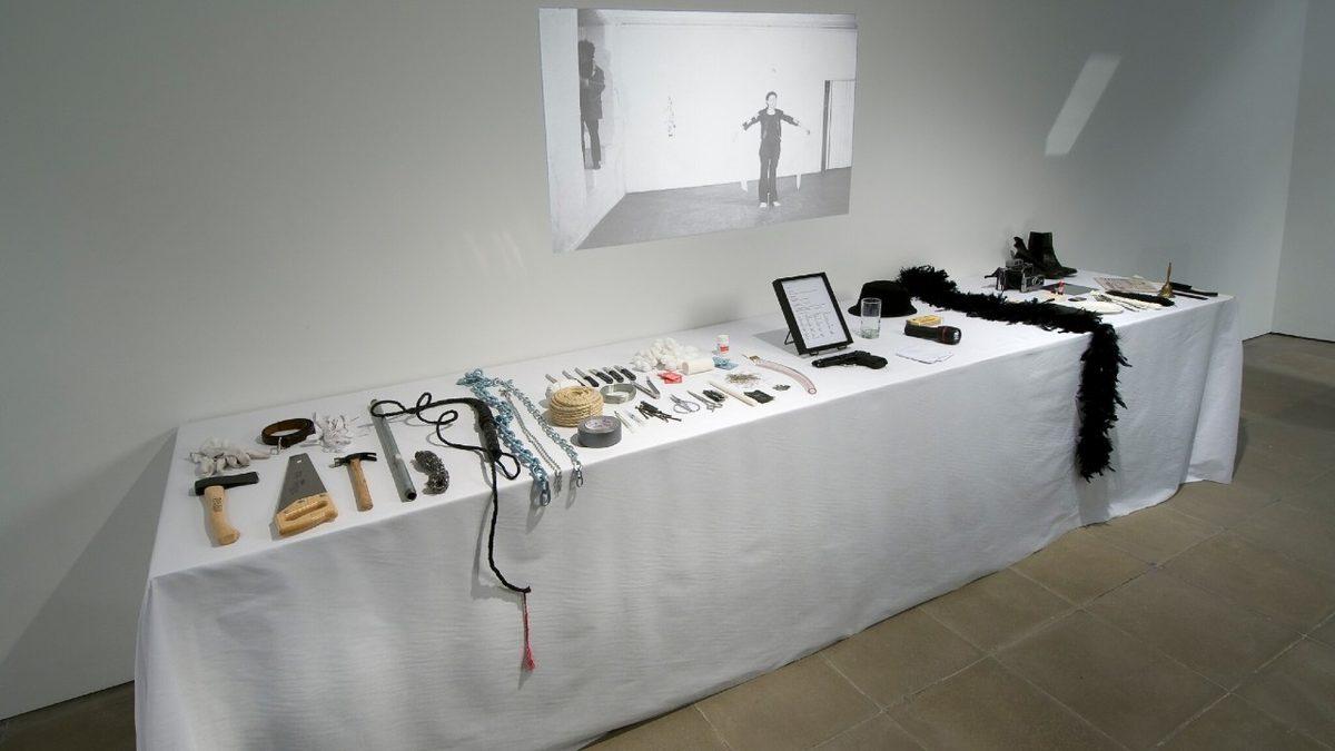 Aykırı Sanatçı Marina Abramović’in Herkesi Hayrete Düşüren Gösterileri: Seyirciler Taciz Edip Kafasına Silah Bile Dayamış!