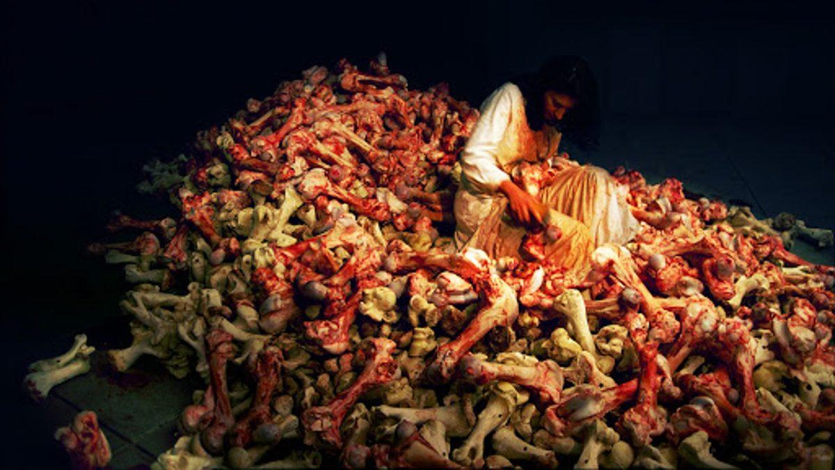 Aykırı Sanatçı Marina Abramović’in Herkesi Hayrete Düşüren Gösterileri: Seyirciler Taciz Edip Kafasına Silah Bile Dayamış!