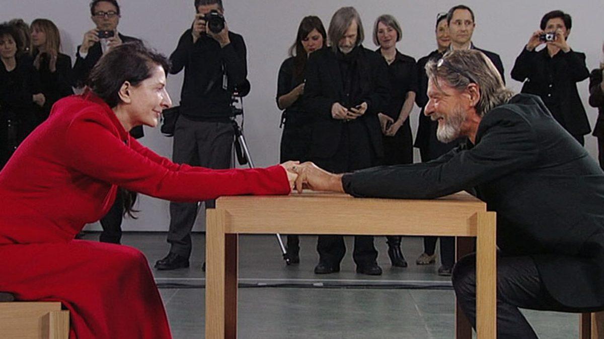 Aykırı Sanatçı Marina Abramović’in Herkesi Hayrete Düşüren Gösterileri: Seyirciler Taciz Edip Kafasına Silah Bile Dayamış!
