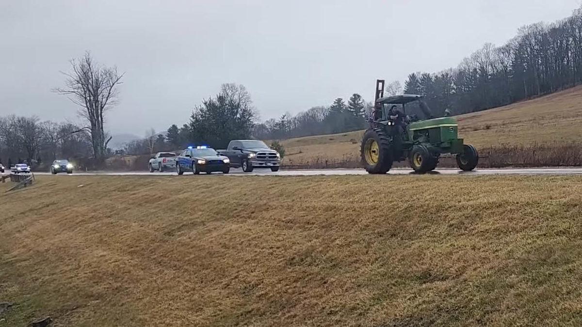 Tarihin En Komik Kovalamacası: 30 km/s Hızla Giden Traktör, Onlarca Polisi Peşine Taktı [Video]