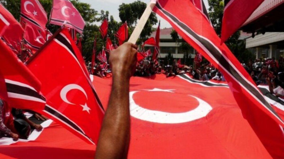 Türk Bayrağına Benzer Bayraklarla Dolaşan Endonezya’daki Açe Topluluğu: Aslında Gerçekten Bizle Bir İlgisi Var!