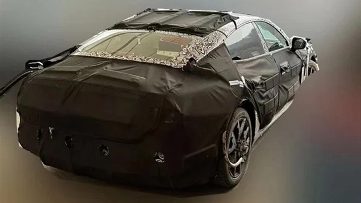 Xiaomi’nin İlk Arabasının Yeni Görüntüleri Ortaya Çıktı: Tam Elektrikli Olmayabilir