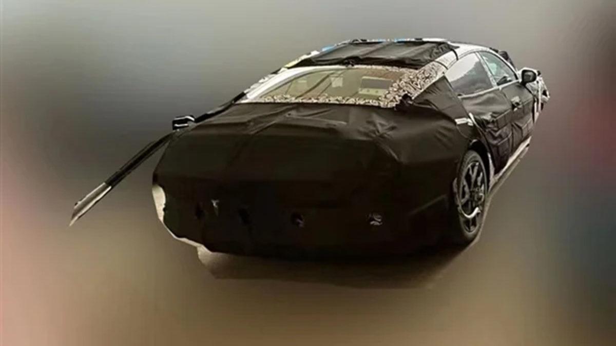 Xiaomi’nin İlk Arabasının Yeni Görüntüleri Ortaya Çıktı: Tam Elektrikli Olmayabilir