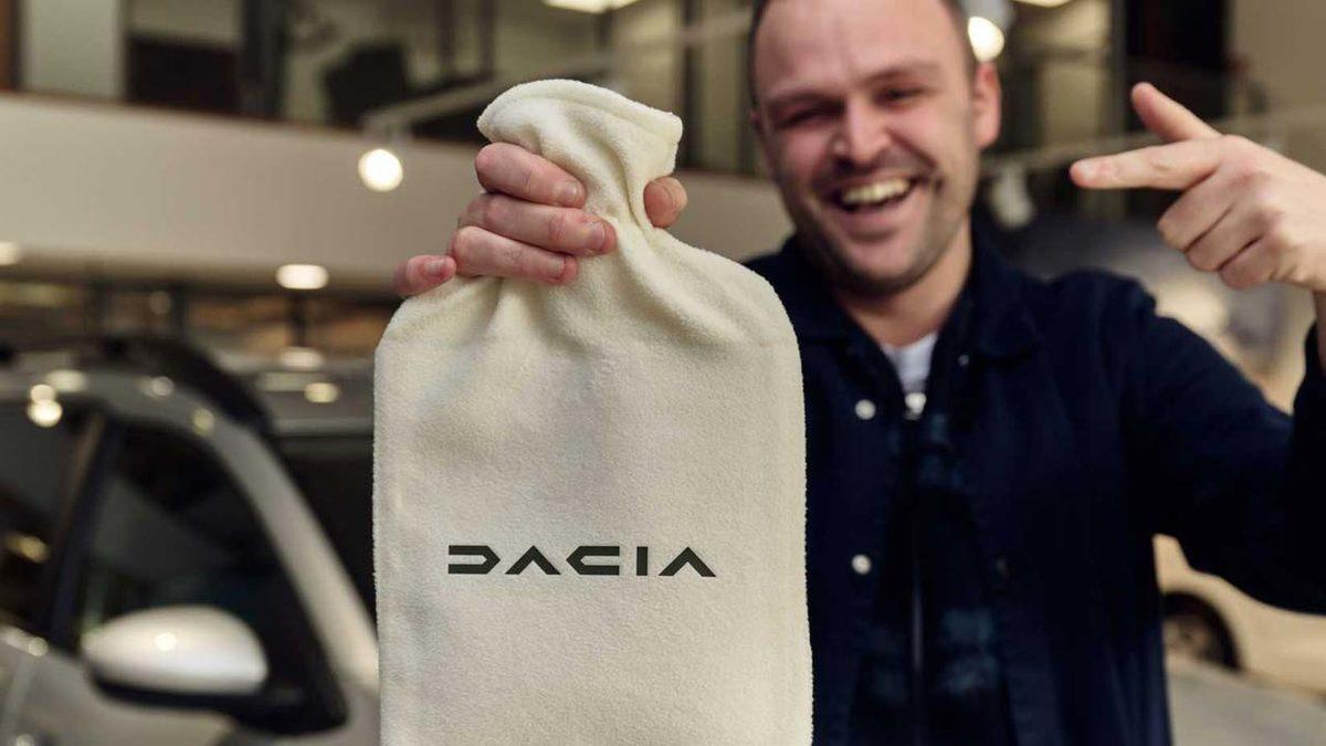 Dacia, Aylık Abonelikle Isıtmalı Koltuk Sunan BMW ile Dalga Geçmek İçin Müşterilerine Sıcak Su Torbası Hediye Etti