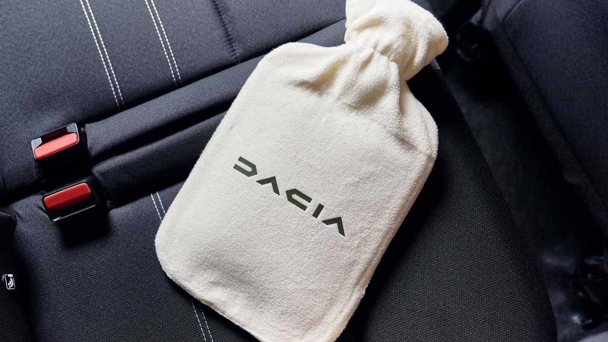 Dacia, Aylık Abonelikle Isıtmalı Koltuk Sunan BMW ile Dalga Geçmek İçin Müşterilerine Sıcak Su Torbası Hediye Etti