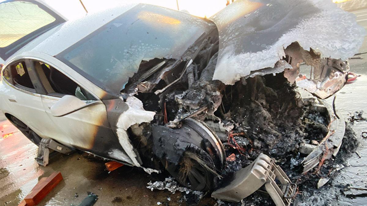 Seyir Halindeki Tesla Aracı, Durup Dururken Alev Alıp Yanmaya Başladı