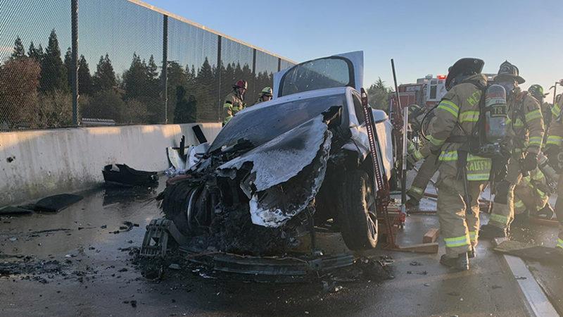 Seyir Halindeki Tesla Aracı, Durup Dururken Alev Alıp Yanmaya Başladı