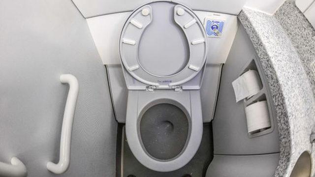 Talih Kuşudur O: Bir Uçak, Dışkı Deposunu Bahçesinde Keyif Yapan Adamın Kafasına Boşalttı