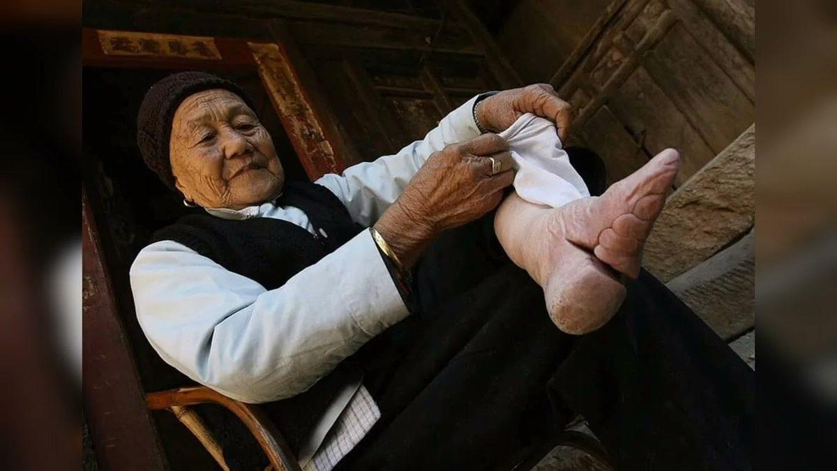 Bir Tür Ayak Fetişi Olarak Görülen ve Pek Çok Rahatsızlığa Yol Açan Bin Yıllık Korkunç Çin Geleneği: Lotus Ayak