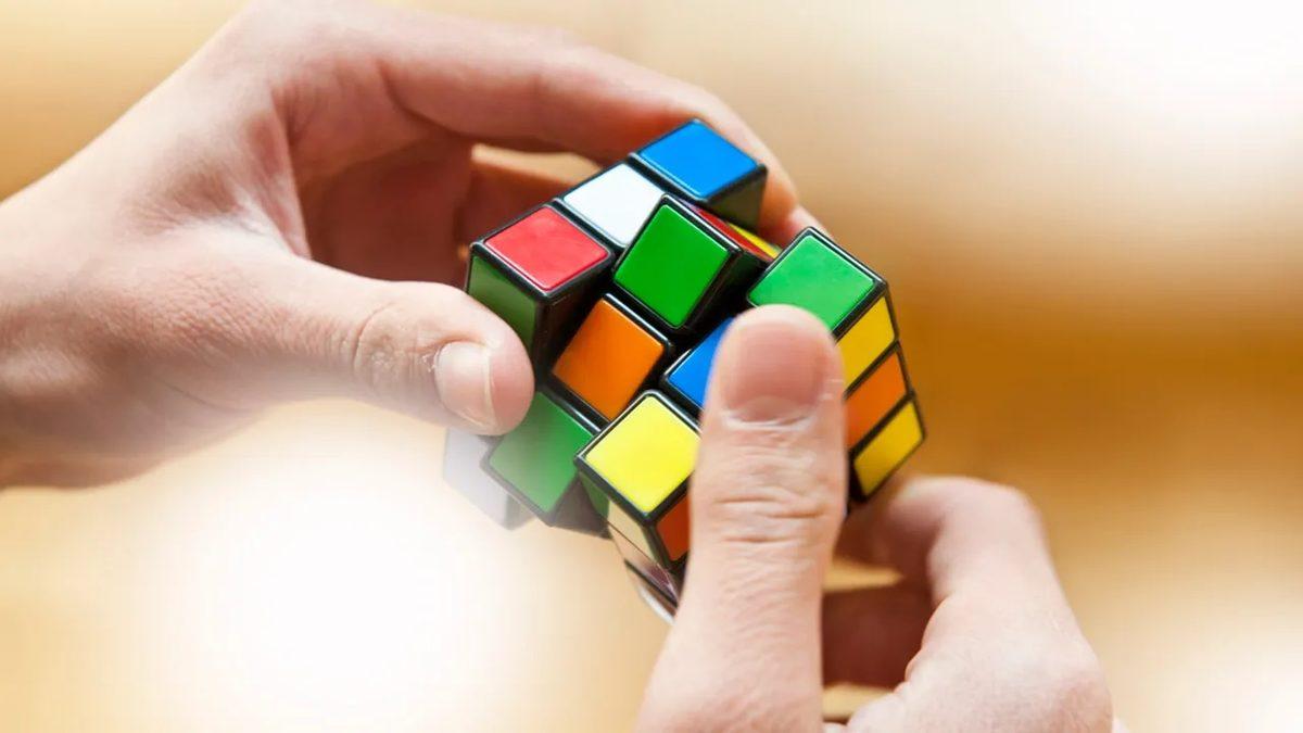 Karmaşık Görünen Rubik Küpleri Aslında Birkaç Basit Adımda Çözmek Mümkün: Peki ama Nasıl?