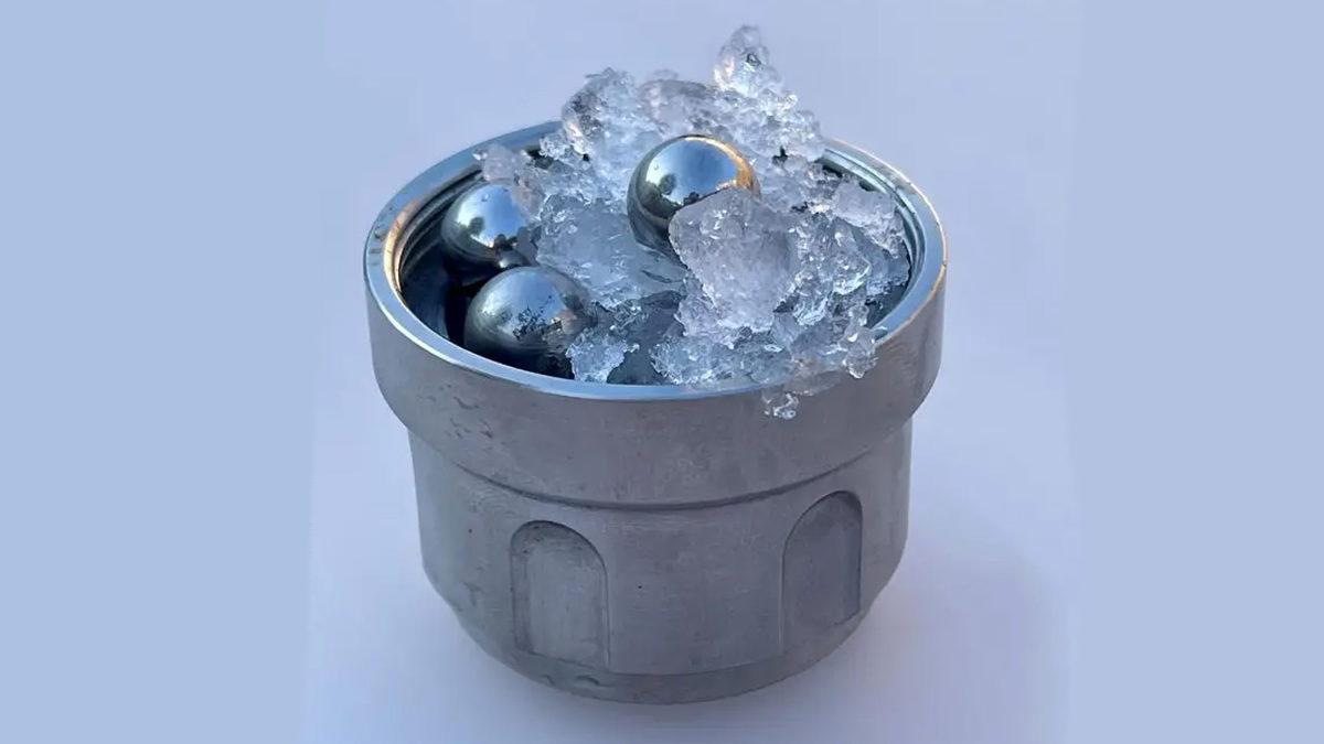 Bilim İnsanları, Uzayda Normal Buzdan Fazla Bulunan Yeni Bir Buz Formu Keşfetti: Sıvı Su Gibi Ama Buz