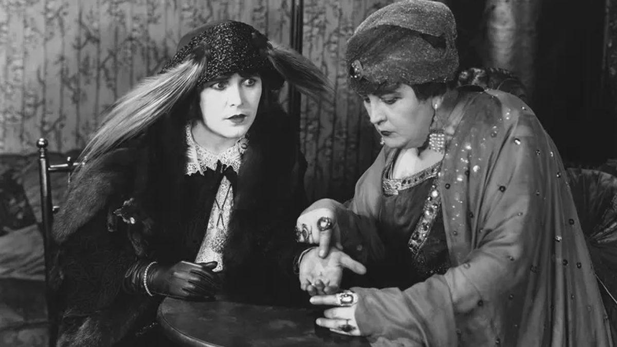 ’Gaipten Sesler Duymak’ Neden Bazılarında Hastalığa İşaret Ederken Bazılarında ’’Medyumluk’’ Olarak Görülüyor?