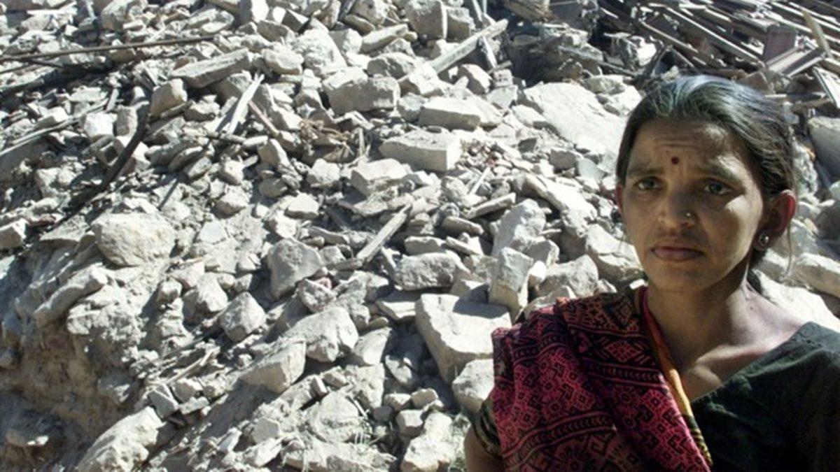 Diyelim ki Bu Görseldeki Kadınsınız ve Deprem Oldu, İç Çamaşırlarınızla Dışarı Çıkar mısınız?