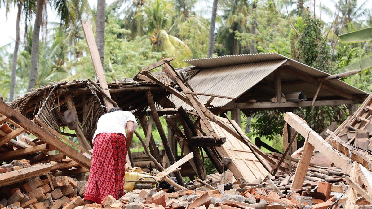 Diyelim ki Bu Görseldeki Kadınsınız ve Deprem Oldu, İç Çamaşırlarınızla Dışarı Çıkar mısınız?