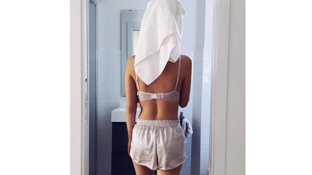 Diyelim ki Bu Görseldeki Kadınsınız ve Deprem Oldu, İç Çamaşırlarınızla Dışarı Çıkar mısınız?