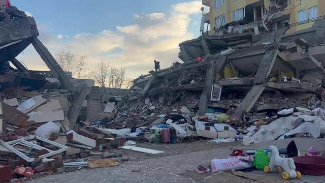 Deprem Paylaşımları Yaparken Dikkatli Olunmalı: Yarardan Çok Zarar Verebilir!