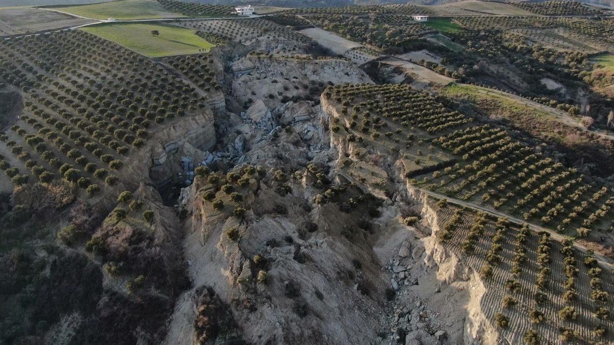 Deprem Sonrası Hatay’da Oluşan Kanyon Benzeri Devasa Yarık Drone ile Görüntülendi [Video]