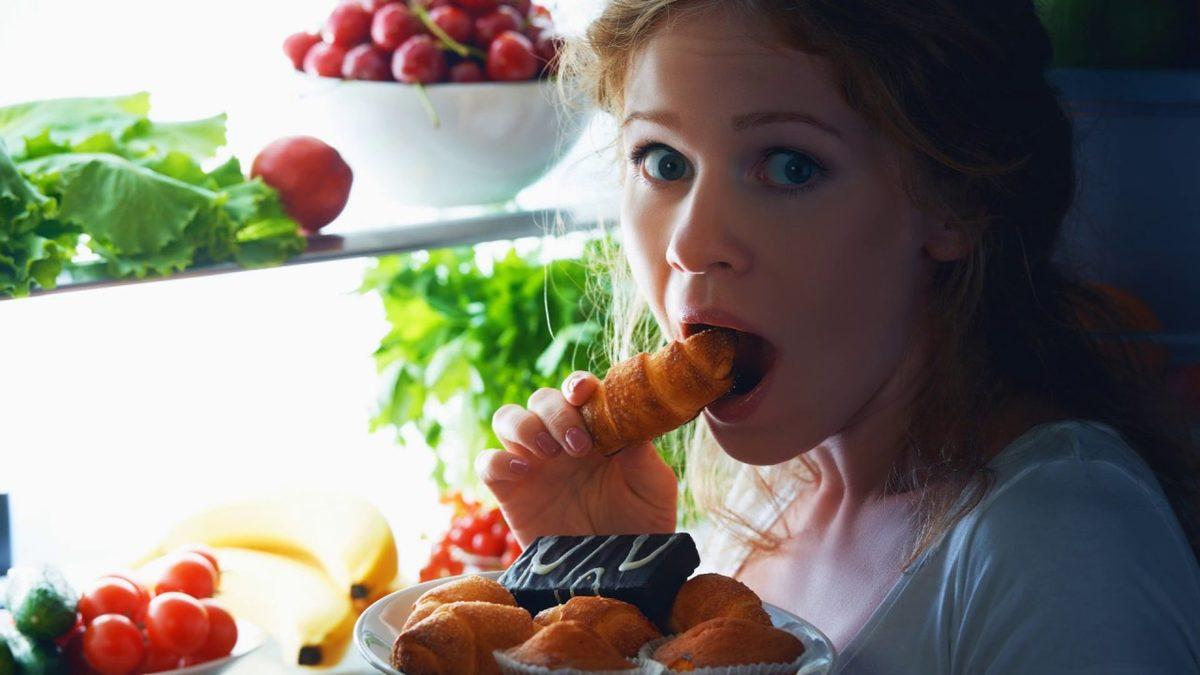 Gecenin Köründe Kalkıp İstemsizce Yemek Yemenize Neden Olan Garip Rahatsızlık: ‘Gece Yeme Sendromu’ Nedir?