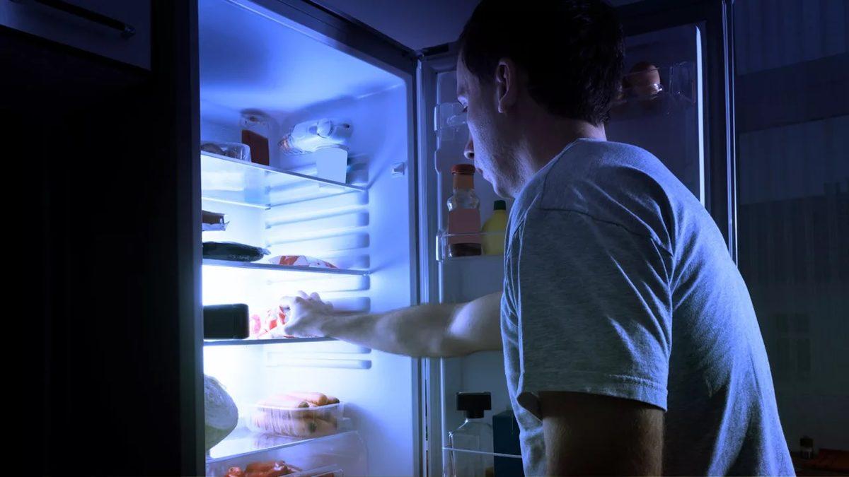 Gecenin Köründe Kalkıp İstemsizce Yemek Yemenize Neden Olan Garip Rahatsızlık: ‘Gece Yeme Sendromu’ Nedir?