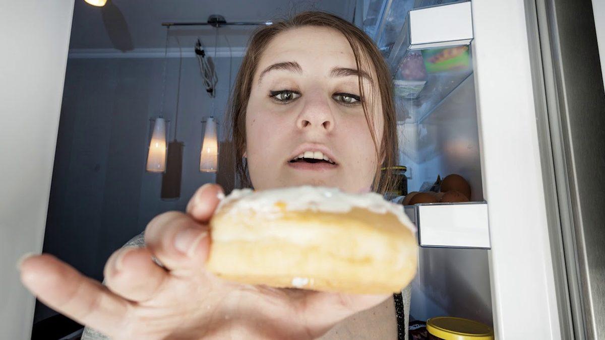 Gecenin Köründe Kalkıp İstemsizce Yemek Yemenize Neden Olan Garip Rahatsızlık: ‘Gece Yeme Sendromu’ Nedir?