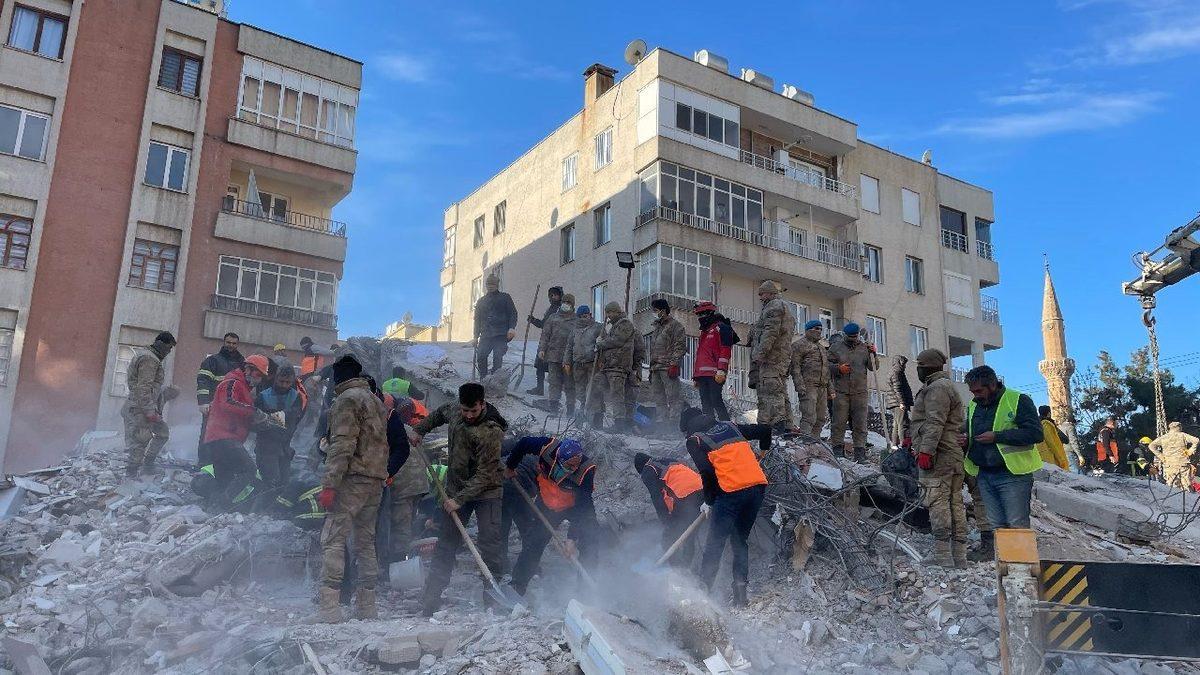 Kendinizi Onların Yerine Koyup, Bir Kez Daha Düşünün! Enkaz Altından Çıkarılan Çocuk Görüntülerini Neden Paylaşmamalıyız?