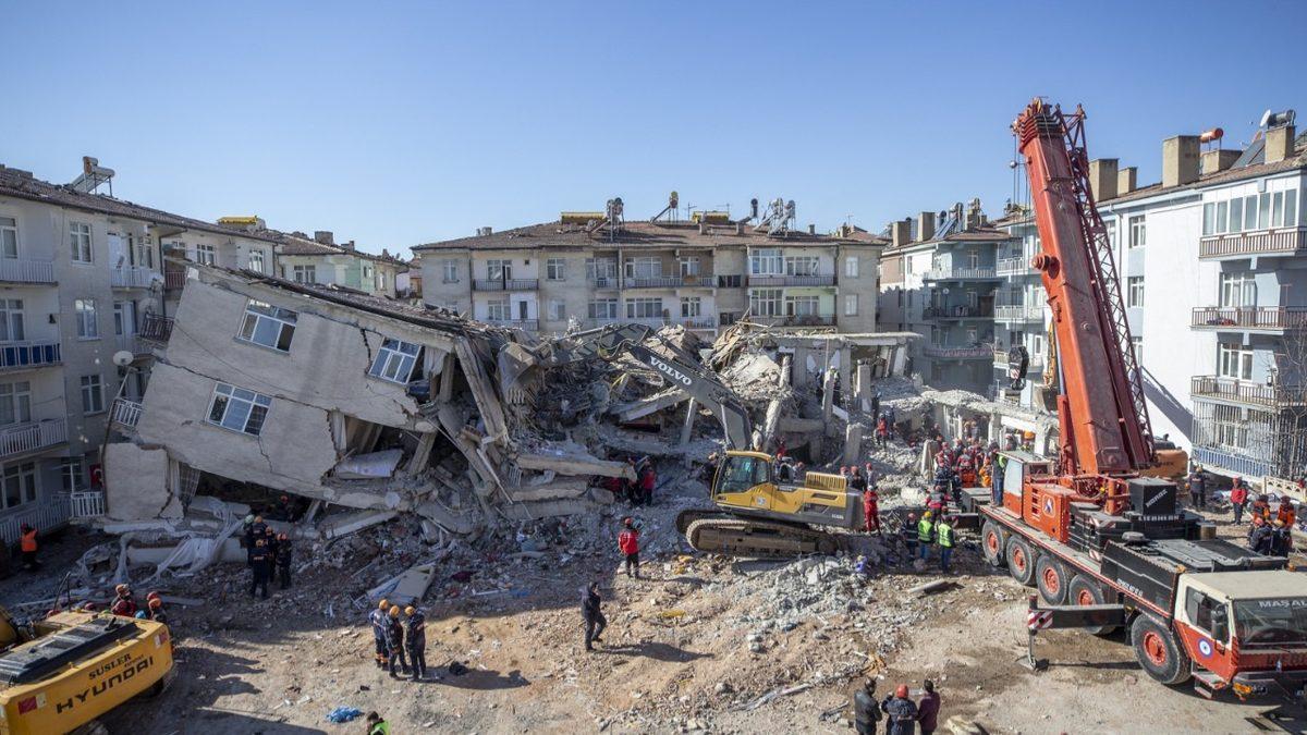 Kendinizi Onların Yerine Koyup, Bir Kez Daha Düşünün! Enkaz Altından Çıkarılan Çocuk Görüntülerini Neden Paylaşmamalıyız?