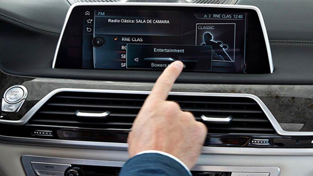 Küresel Çip Krizi BMW’nin Araç Tasarımlarını da Etkiledi: Artık Bazı Modellerde Dokunmatik Ekran Yer Almayacak