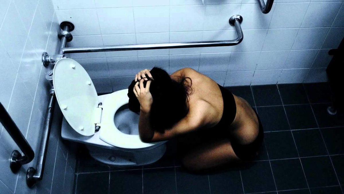 Sebepsiz Yere Sizi Sürekli ve Tıka Basa Yemeye İten Rahatsızlık: ’Bulimia Nervoza’ Nedir, Belirtileri Nelerdir?