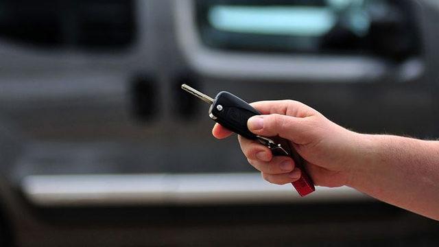 Kötü Komedi Filmi Gibi Olay: İlanda Gördüğü Otomobili Kendisininmiş Gibi Başkasına Sattı