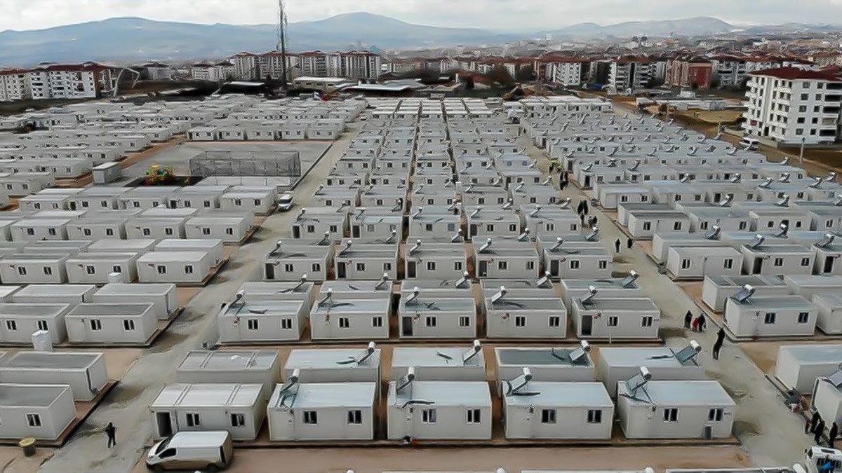 Prefabrik Evlerde Büyüyen Bir Çocuğun Gözünden: Depremzede Çocuklar Bu Evlerde Neler Yaşıyor ve Yaşayacaklar?