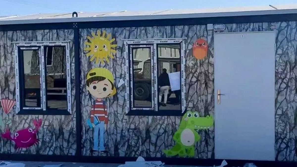 Prefabrik Evlerde Büyüyen Bir Çocuğun Gözünden: Depremzede Çocuklar Bu Evlerde Neler Yaşıyor ve Yaşayacaklar?