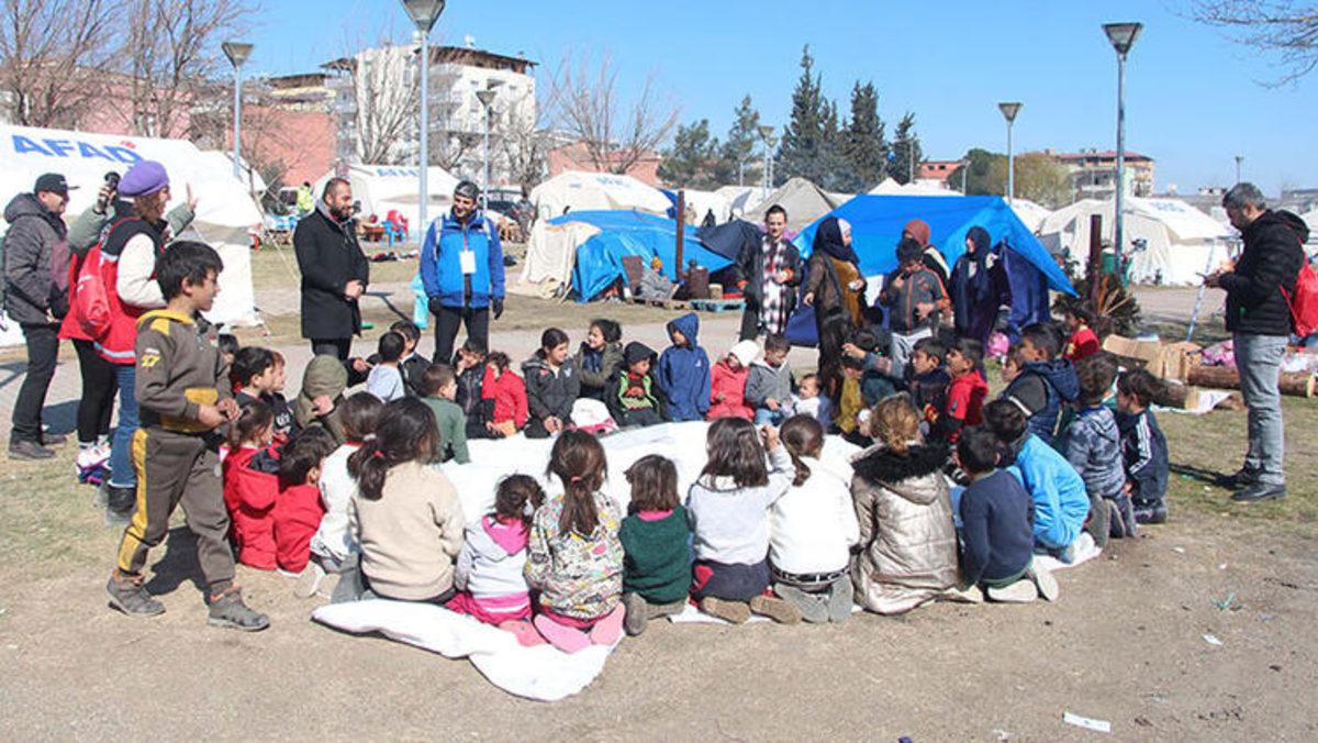 Prefabrik Evlerde Büyüyen Bir Çocuğun Gözünden: Depremzede Çocuklar Bu Evlerde Neler Yaşıyor ve Yaşayacaklar?
