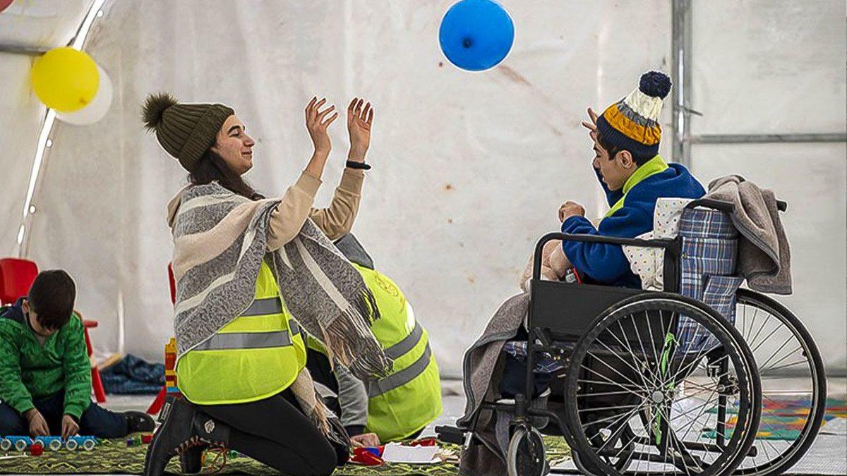 Prefabrik Evlerde Büyüyen Bir Çocuğun Gözünden: Depremzede Çocuklar Bu Evlerde Neler Yaşıyor ve Yaşayacaklar?