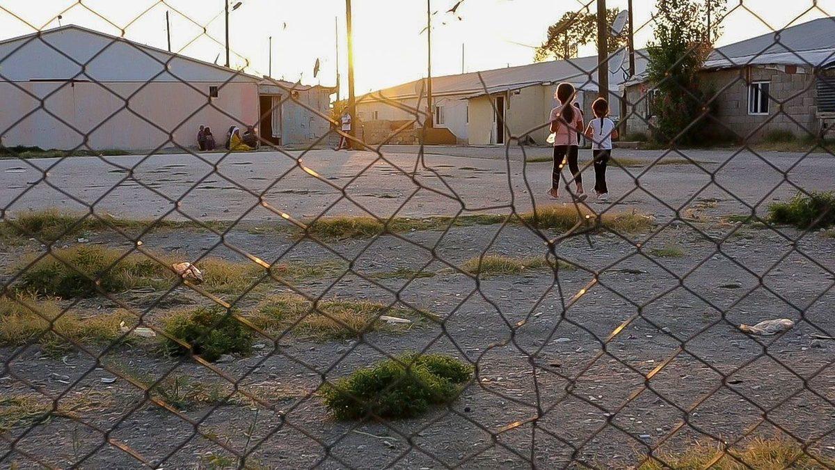 Prefabrik Evlerde Büyüyen Bir Çocuğun Gözünden: Depremzede Çocuklar Bu Evlerde Neler Yaşıyor ve Yaşayacaklar?