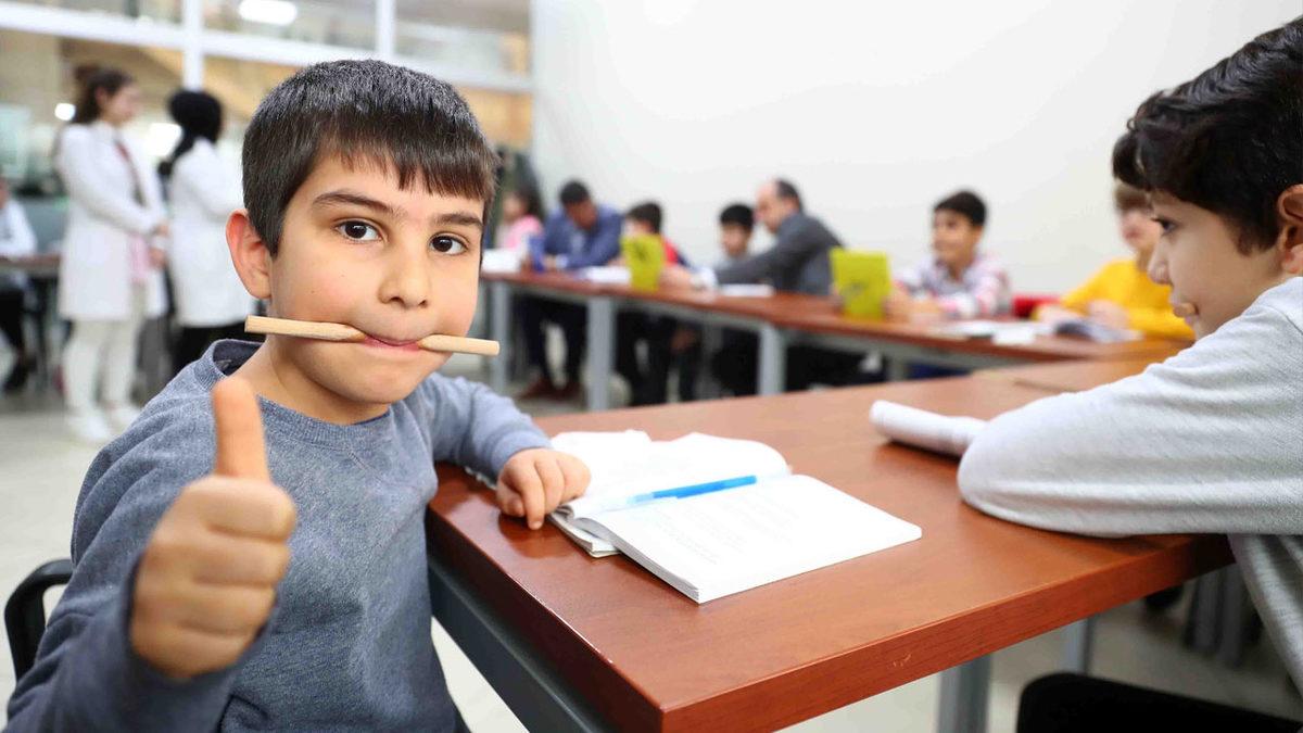 İbrahim Tatlıses’in Yıllarca Şarkı Söyleyememesi Gibi: Kekeme İnsanlar Nasıl Takılmadan Şarkı Söyleyebiliyor?