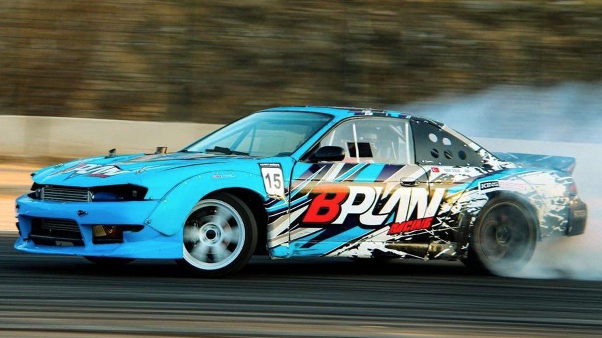 Yanlamak İsteyenler Toplansın: Takipçilerimize Profesyonel Pilotların Sağ Koltuğunda Adrenalin Garantili Drift Hediye Ediyoruz