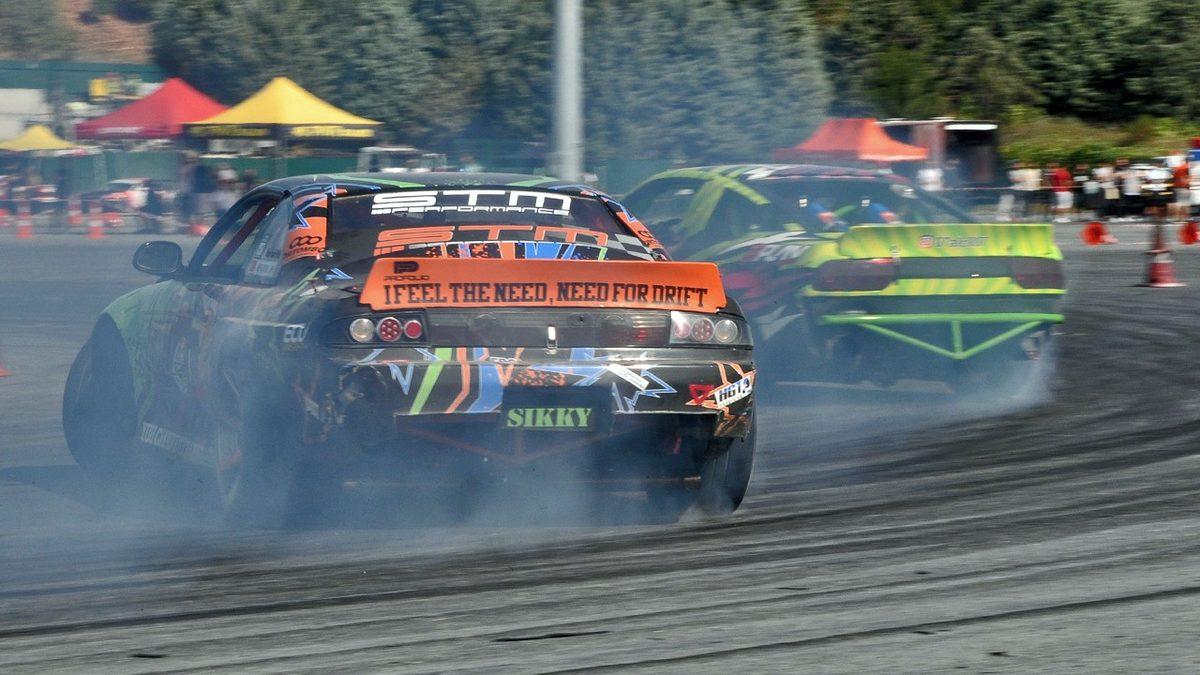 Yanlamak İsteyenler Toplansın: Takipçilerimize Profesyonel Pilotların Sağ Koltuğunda Adrenalin Garantili Drift Hediye Ediyoruz