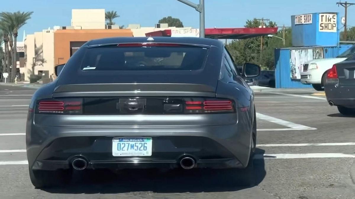 Adeta Görünmez Araba(!): 2023 Nissan 400Z Komik Kamuflajıyla Test Sürüşünde Görüntülendi [Video]