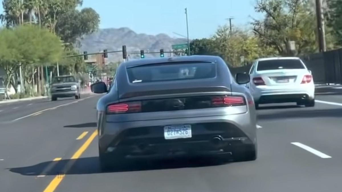 Adeta Görünmez Araba(!): 2023 Nissan 400Z Komik Kamuflajıyla Test Sürüşünde Görüntülendi [Video]