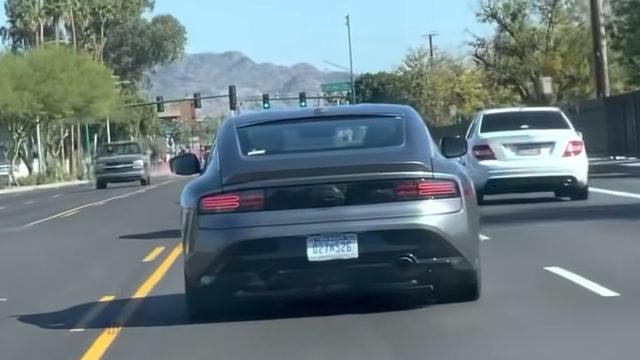 Adeta Görünmez Araba(!): 2023 Nissan 400Z Komik Kamuflajıyla Test Sürüşünde Görüntülendi [Video]