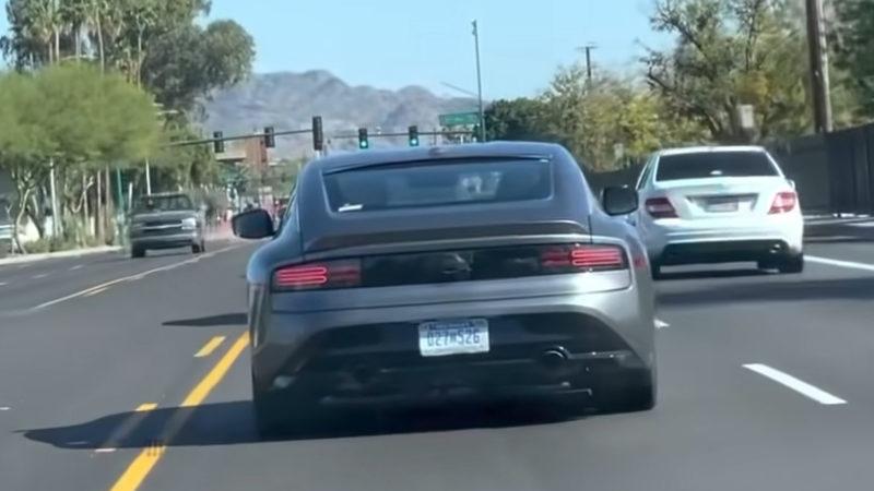 Adeta Görünmez Araba(!): 2023 Nissan 400Z Komik Kamuflajıyla Test Sürüşünde Görüntülendi [Video]