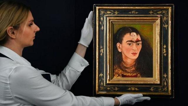 Frida Kahlo’nun Kendi Kendini Çizdiği Eseri, 365 Milyon TL’ye Satıldı