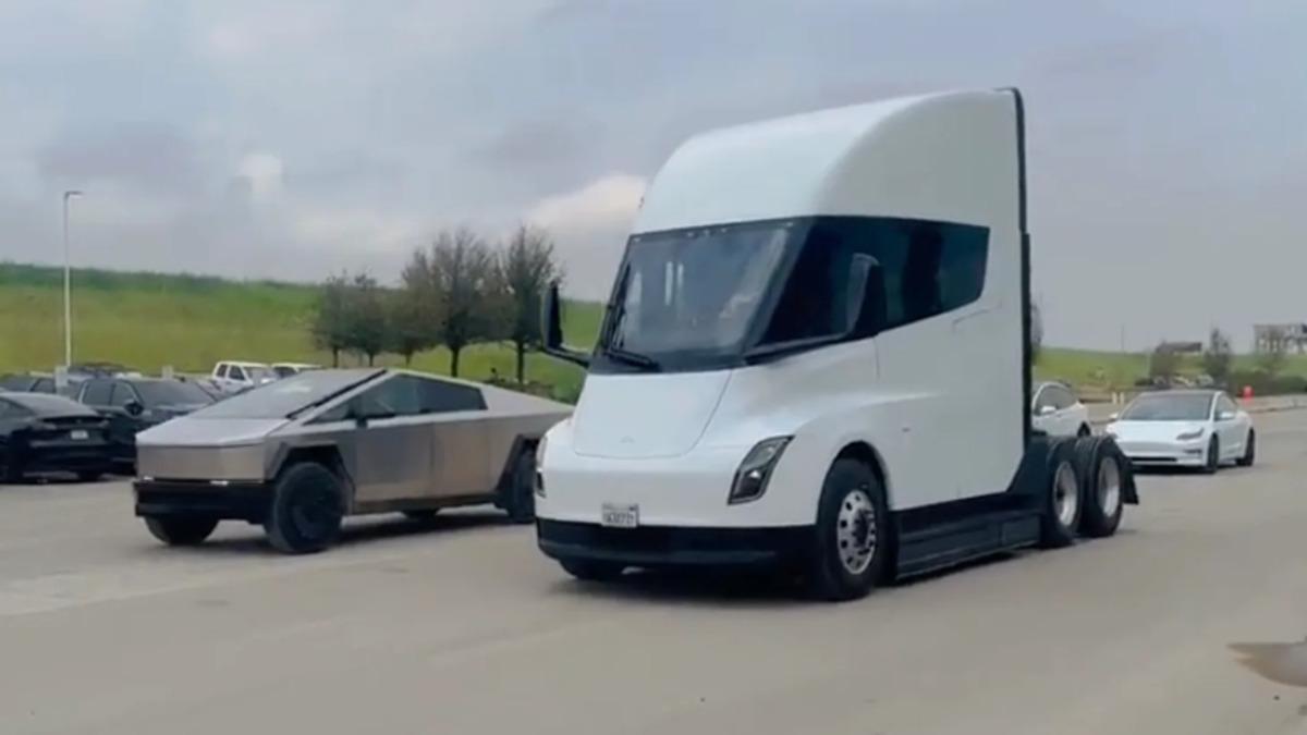 Tesla’nın Köşeli Kamyoneti Cybertruck ile Fütüristik Tırı Semi Karşı Karşıya [Video]