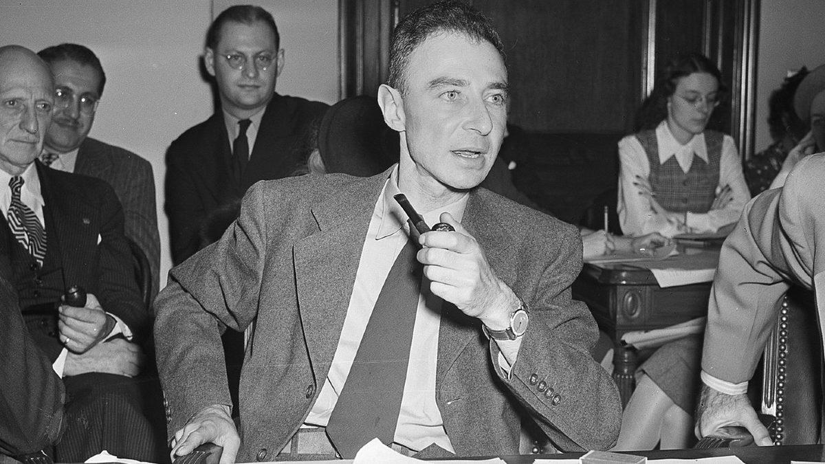 Kimin Aklına Geldi Atomdan Bomba Yapmak? Hiroşima ve Nagazaki’ye Atılan Bombaları Geliştiren Fizikçi: Robert Oppenheimer