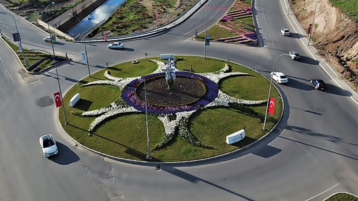 Türkiye’de Sürücülerin Büyük Kısmının Yanlış Bildiği 13 Trafik Kuralı (bkz. Dönel Kavşaktaki Geçiş Önceliği)