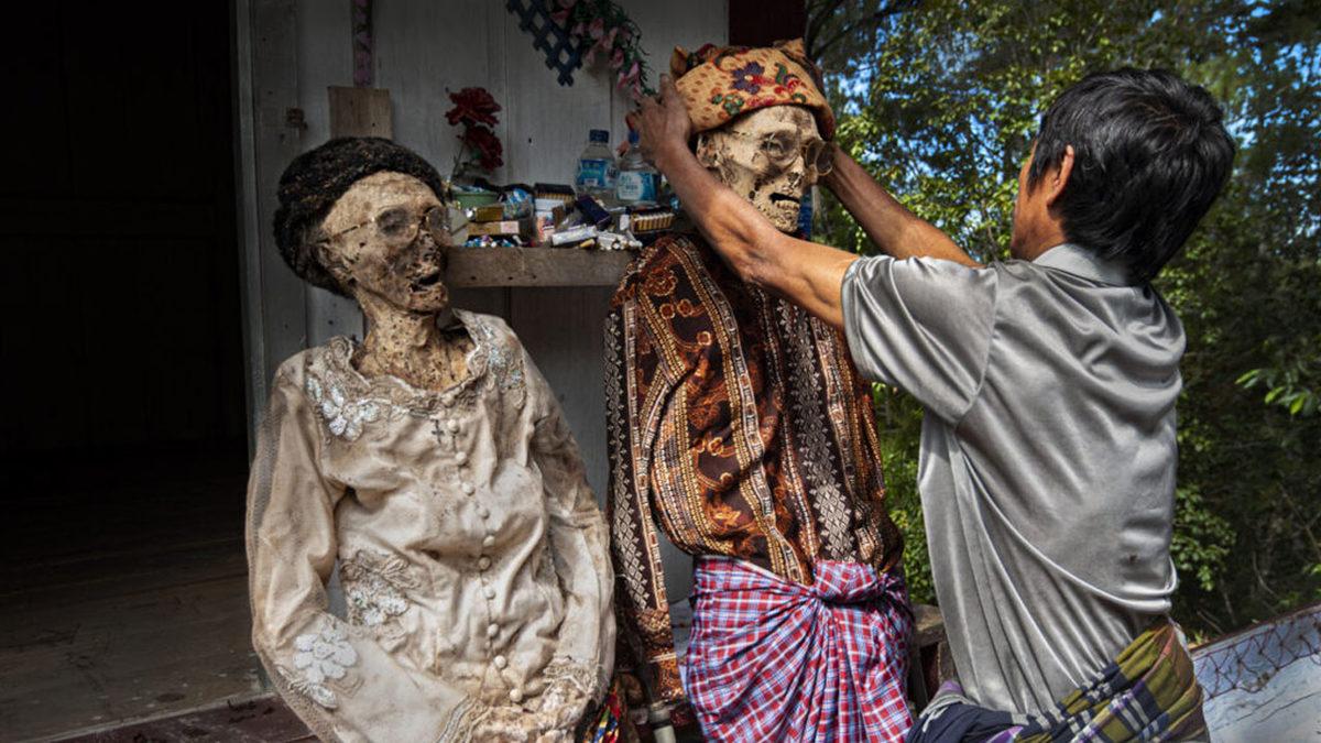 Ölülerle Aynı Evde Yaşayan Torajan Halkının Duyunca Tüylerinizi Ürpertecek Birbirinden Tuhaf Ritüelleri